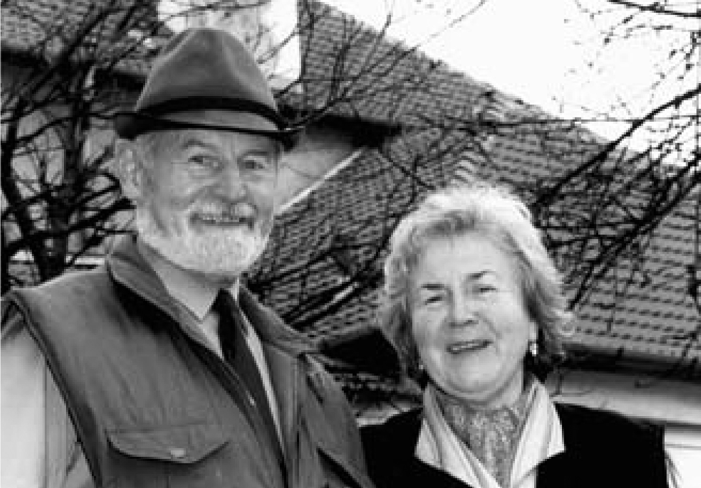 Květoslava Burešová s manželem Vladislavem před střediskem Chaloupky, 1997
